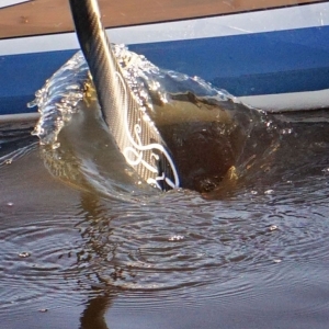 Paddel SUP taucht ins Wasser ein