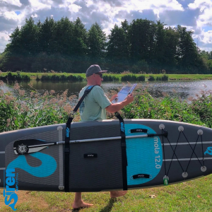 Die besten Tragegurte für SUP Boards von SIREN SUPsurfing universell für Stand Up Paddleboards mit Gurt oder mit Karabiner Haken - einfach zu bedienen und mit zusätzlichem Paddelhalter