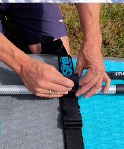 Die besten Tragegurte für SUP Boards von SIREN SUPsurfing universell für Stand Up Paddleboards mit Gurt oder mit Karabiner Haken - einfach zu bedienen und mit zusätzlichem Paddelhalter