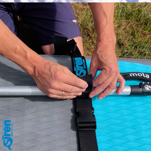 Die besten Tragegurte für SUP Boards von SIREN SUPsurfing universell für Stand Up Paddleboards mit Gurt oder mit Karabiner Haken - einfach zu bedienen und mit zusätzlichem Paddelhalter