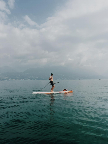 Rene Pausar auf dem barra 12.6 von SIREN SUPsurfing auf dem Ohrid See in Albanien